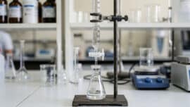 Bureta calibrada de vidro graduada com torneira para análises volumétricas em laboratório